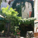 Dé Dé Exterior