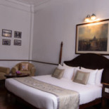 Queen's Dentro