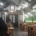 Luminous Gresik Cafe Dentro