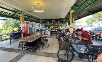 ด ช โก๋น ก๋วยเตี๋ยวเรืออยุธยา Dentro