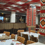Madfoon Al Khaima مطعم مدفون الخيمه Dentro