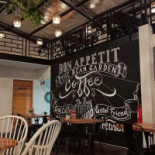 The Bean Garden Coffee And Eatery Dentro