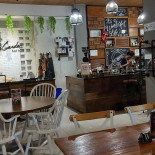 The Bean Garden Coffee And Eatery Dentro