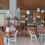 The Bean Garden Coffee And Eatery Dentro
