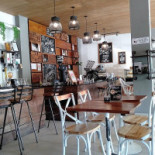 The Bean Garden Coffee And Eatery Dentro