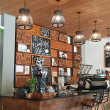 The Bean Garden Coffee And Eatery Dentro