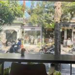 Sraya Eatery Dentro