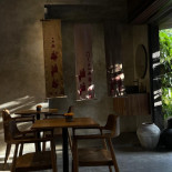 Sraya Eatery Dentro