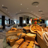 Rooted Cafe And Supper Room Dentro