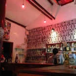 Almost Famous Dentro