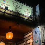 Monkey's Tale Cafe Dentro