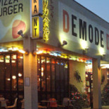 Demode Diner Dentro