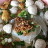 ร้านก๋วยเตี๋ยวเจ๊เขียวลูกชิ้นหมูไพศาลี Comida