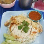 ข้าวมันไก่ทอดเจ๊แกะ food