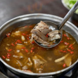 Yáng Jiā Shāo Kǎo Tǔ Chǎn Yáng Ròu Lú Comida