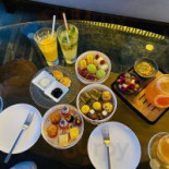 Yuán·kā Fēi Quán Rì Zhì Cān Tīng Shēn Zhèn Dà Méi Shā Jīng Jī Zhōu Jì Dù Jiǎ Jiǔ Diàn Comida