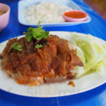 ข้าวมันไก่ทอดเจ๊แกะ food
