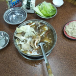 Yáng Jiā Shāo Kǎo Tǔ Chǎn Yáng Ròu Lú Comida