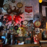 Junk Cafe Dentro
