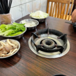 Yáng Jiā Shāo Kǎo Tǔ Chǎn Yáng Ròu Lú Comida