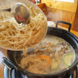 닐리리손칼국수 Dentro