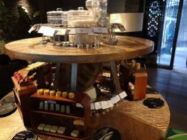 Fāng Fēi Xiù Jiǔ Láng Dentro