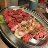 Ròu と Rì Běn Jiǔ Gǔ Zhōng Diàn Comida