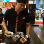 Dù Xiǎo Yuè Dān Zǐ Miàn Mín Zú Diàn Dentro