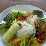 ข้าวแกงขนมจีนเจ๊จิตร Comida