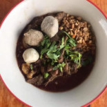 ร้านตู้ก๋วยเตี๋ยวหลังเขา By ยายฝ้าย Comida