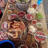 สุโก้ย ปิ้งย่างทะเลเผาหมูกระทะ ลำนารายณ์ Comida