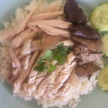 ร้านป้านุ้ย ข้าวมันไก่เบตง ก๋วยเตี๋ยวไก่มะระ Comida