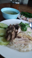 ร้านป้านุ้ย ข้าวมันไก่เบตง ก๋วยเตี๋ยวไก่มะระ Comida