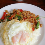 ร้านสารวัตรสถาพร รุ่งโรจน์ ปุ้ย ก๋วยเตี๋ยวหมูตุ๋น ไก่ตุ๋น อาหารตามสั่ง Comida