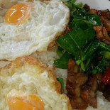 ร้านสารวัตรสถาพร รุ่งโรจน์ ปุ้ย ก๋วยเตี๋ยวหมูตุ๋น ไก่ตุ๋น อาหารตามสั่ง Comida