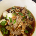 ร้านสารวัตรสถาพร รุ่งโรจน์ ปุ้ย ก๋วยเตี๋ยวหมูตุ๋น ไก่ตุ๋น อาหารตามสั่ง Comida