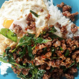ร้านสารวัตรสถาพร รุ่งโรจน์ ปุ้ย ก๋วยเตี๋ยวหมูตุ๋น ไก่ตุ๋น อาหารตามสั่ง Comida