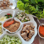 เล็กแหนมเนือง Comida