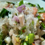 เล็กแหนมเนือง Comida