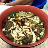Lán Yǔ Xiǎo Dǎo Niú Ròu Miàn Comida