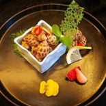 Guó Jì Jiǔ Diàn Xuán Zhuǎn Cān Tīng Comida