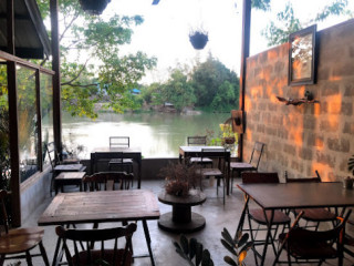 บ้านริมน้ำ Banrimnam Gallery Bistro&beer