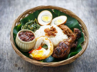 Gerai Kak Manis (no.6 Keluarga Kopitiam)
