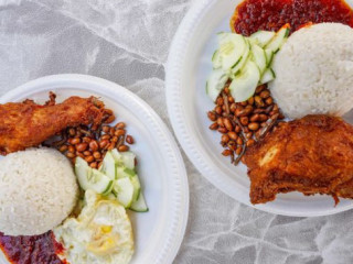 Nasi Lemak Kukus Ayam Goreng Halia