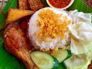 Natiqa Kitchen Ayam Penyet)