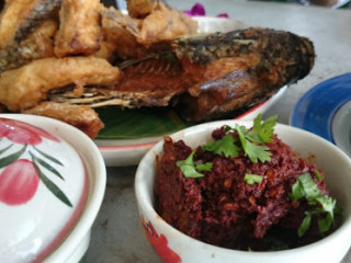 ครัวหลองข้าว บาย อีฟส์ ควิซิน