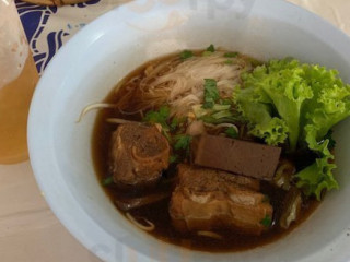 ก๋วยเตี๋ยวหมูตุ๋นลำไย