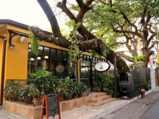 Dee's Cook House